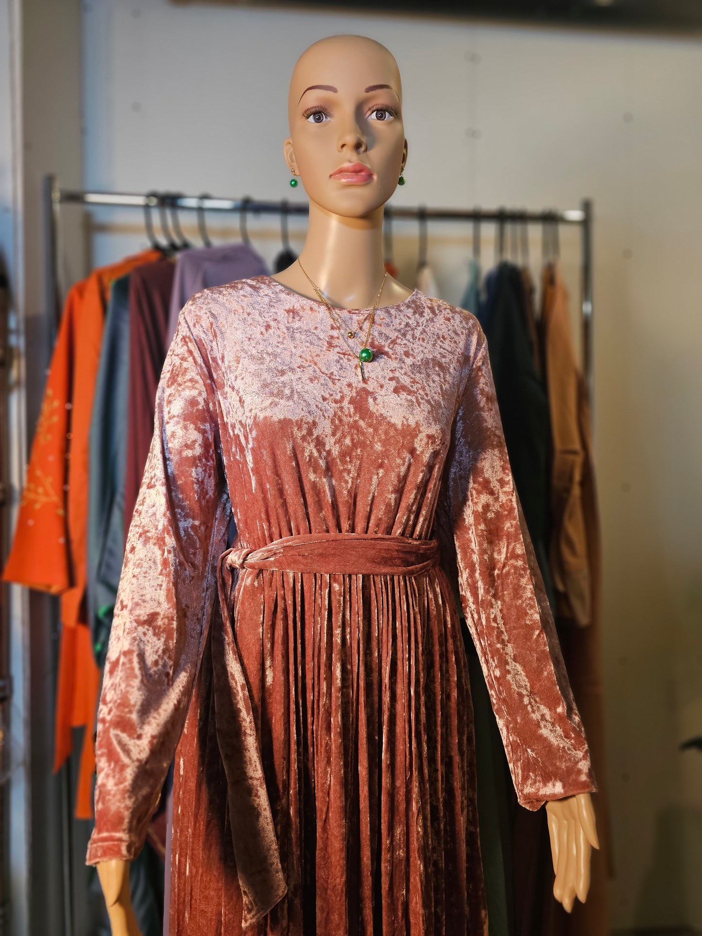 Robe Longue en Velours Plissé – Élégance & Charme Intemporel