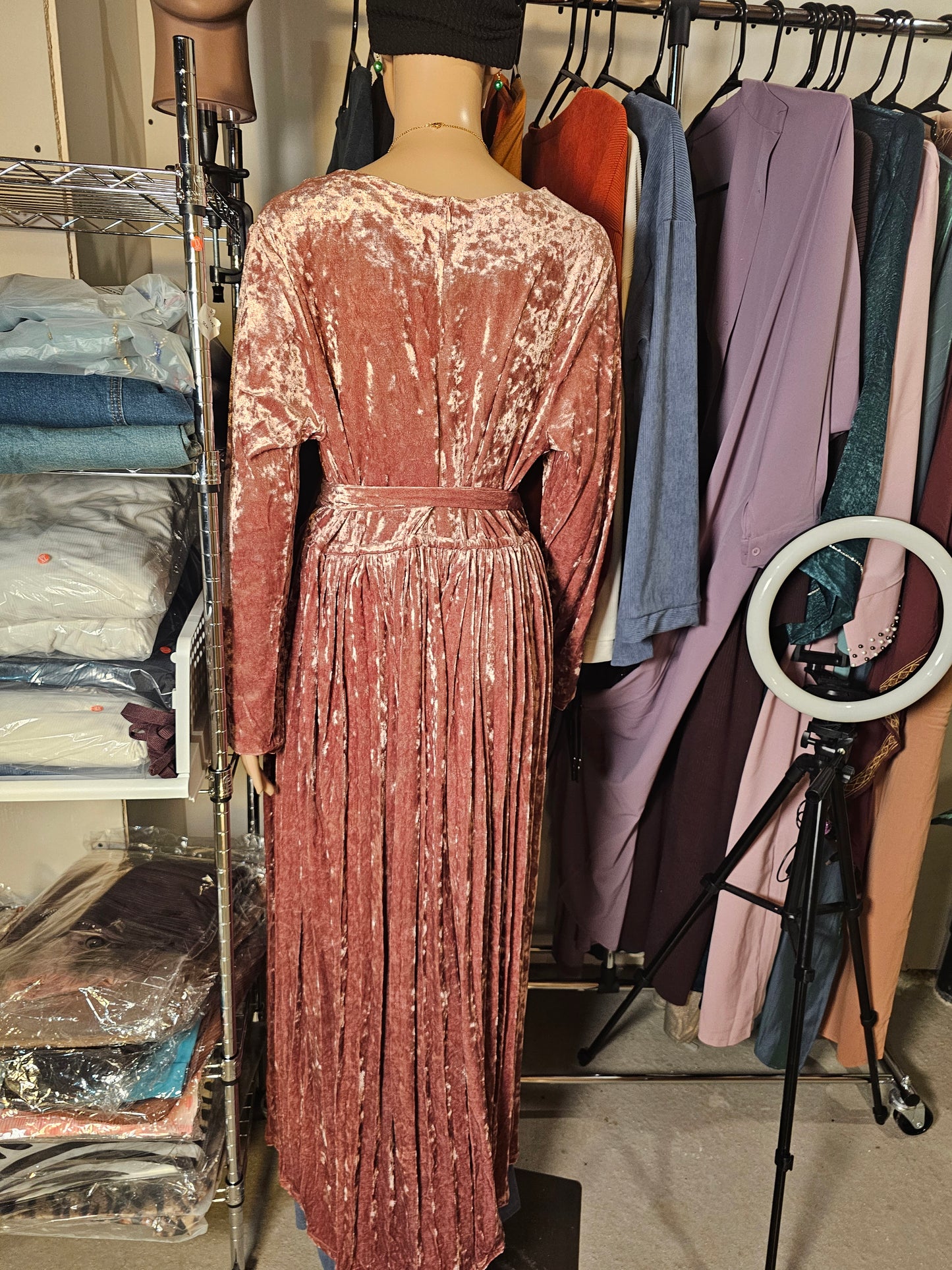 Robe Longue en Velours Plissé – Élégance & Charme Intemporel