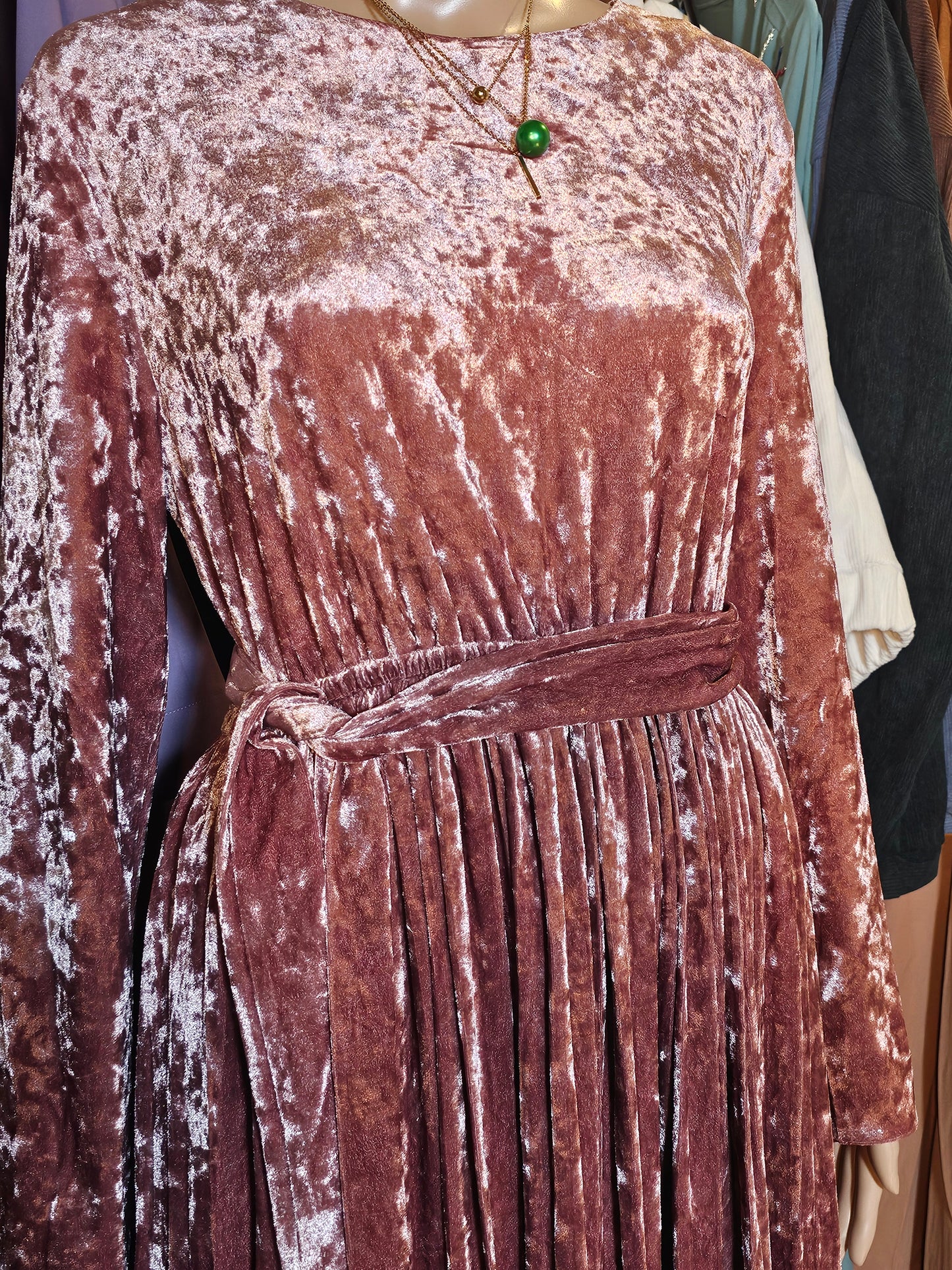 Robe Longue en Velours Plissé – Élégance & Charme Intemporel