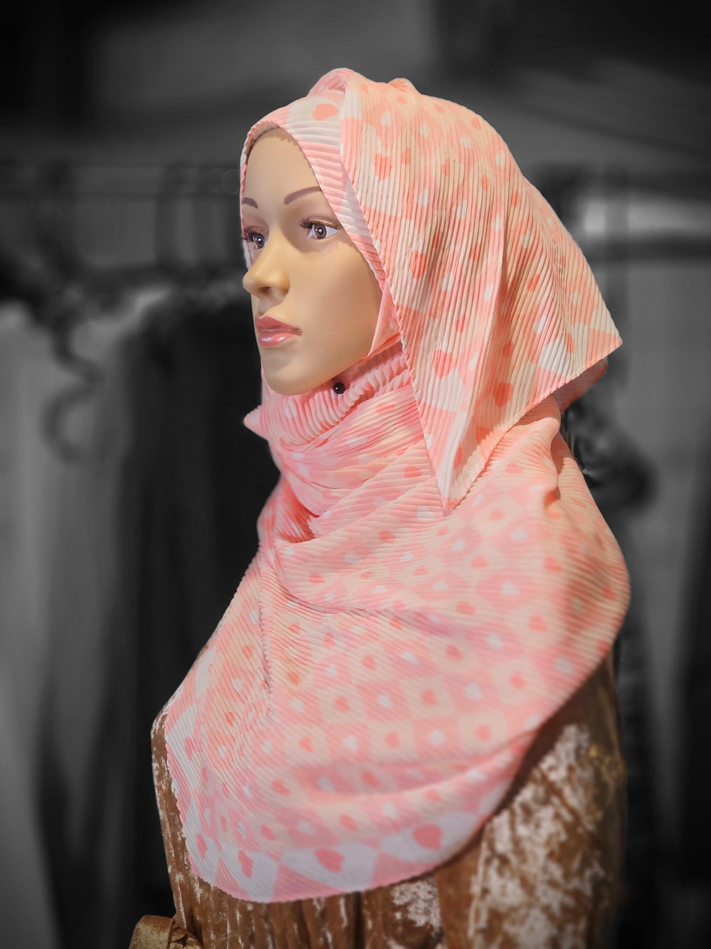 Hijab Plissé Rose à Motifs – Élégance et Douceur au Quotidien