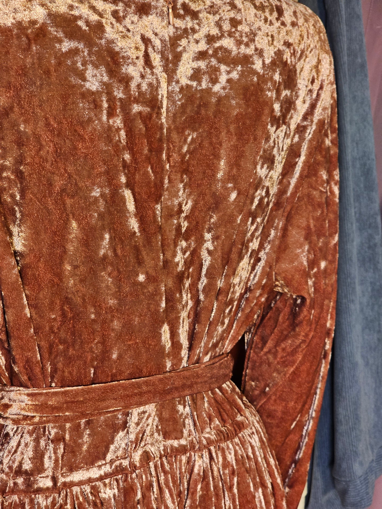 Robe Longue en Velours Plissé – Élégance & Charme Intemporel