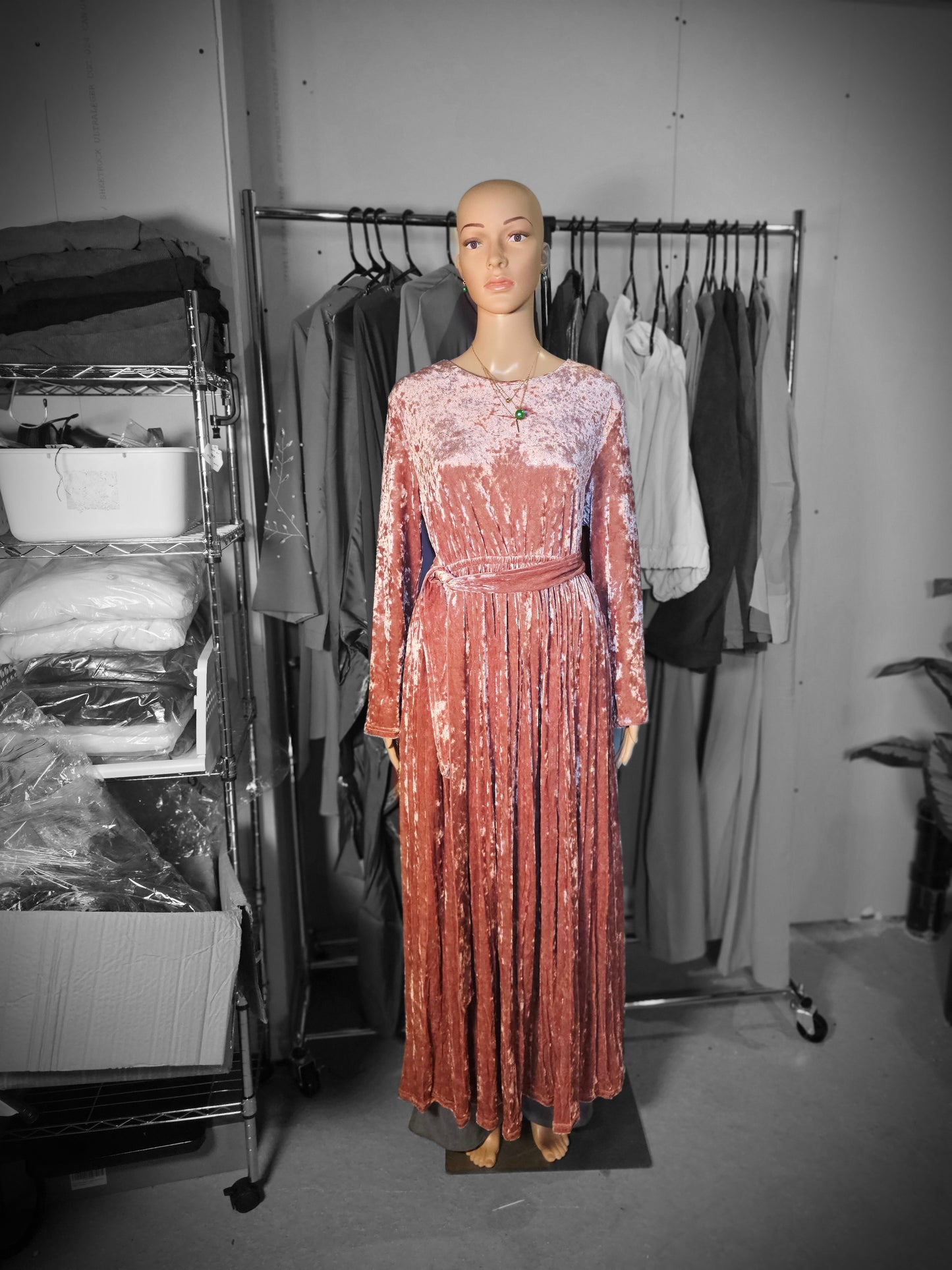 Robe Longue en Velours Plissé – Élégance & Charme Intemporel