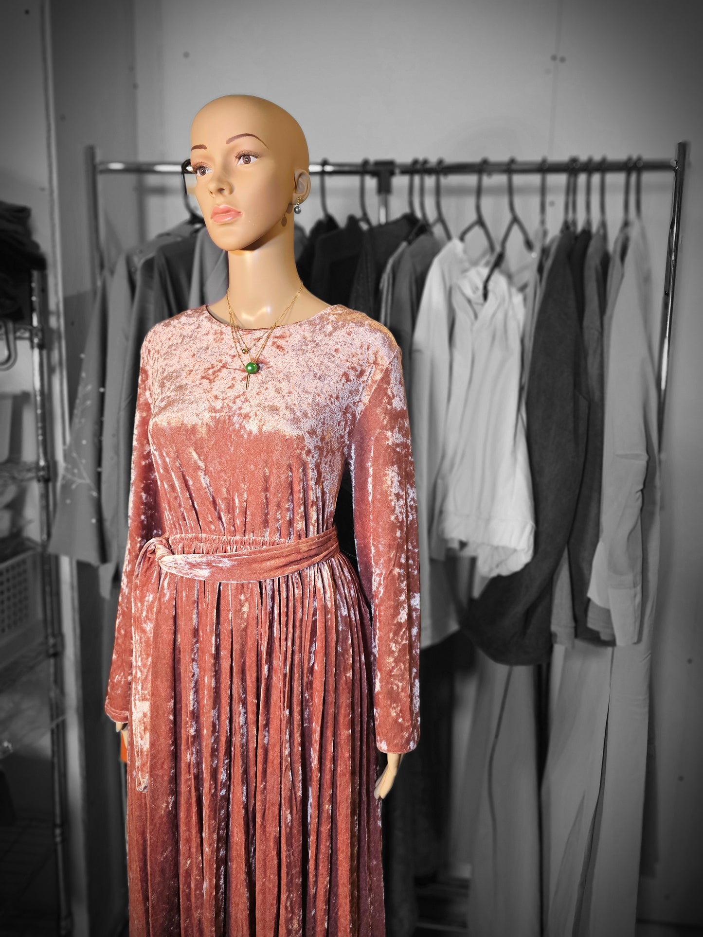 Robe Longue en Velours Plissé – Élégance & Charme Intemporel