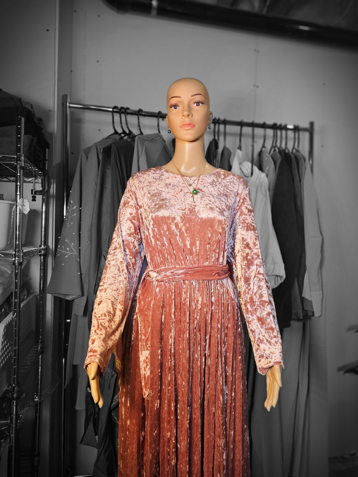 Robe Longue en Velours Plissé – Élégance & Charme Intemporel