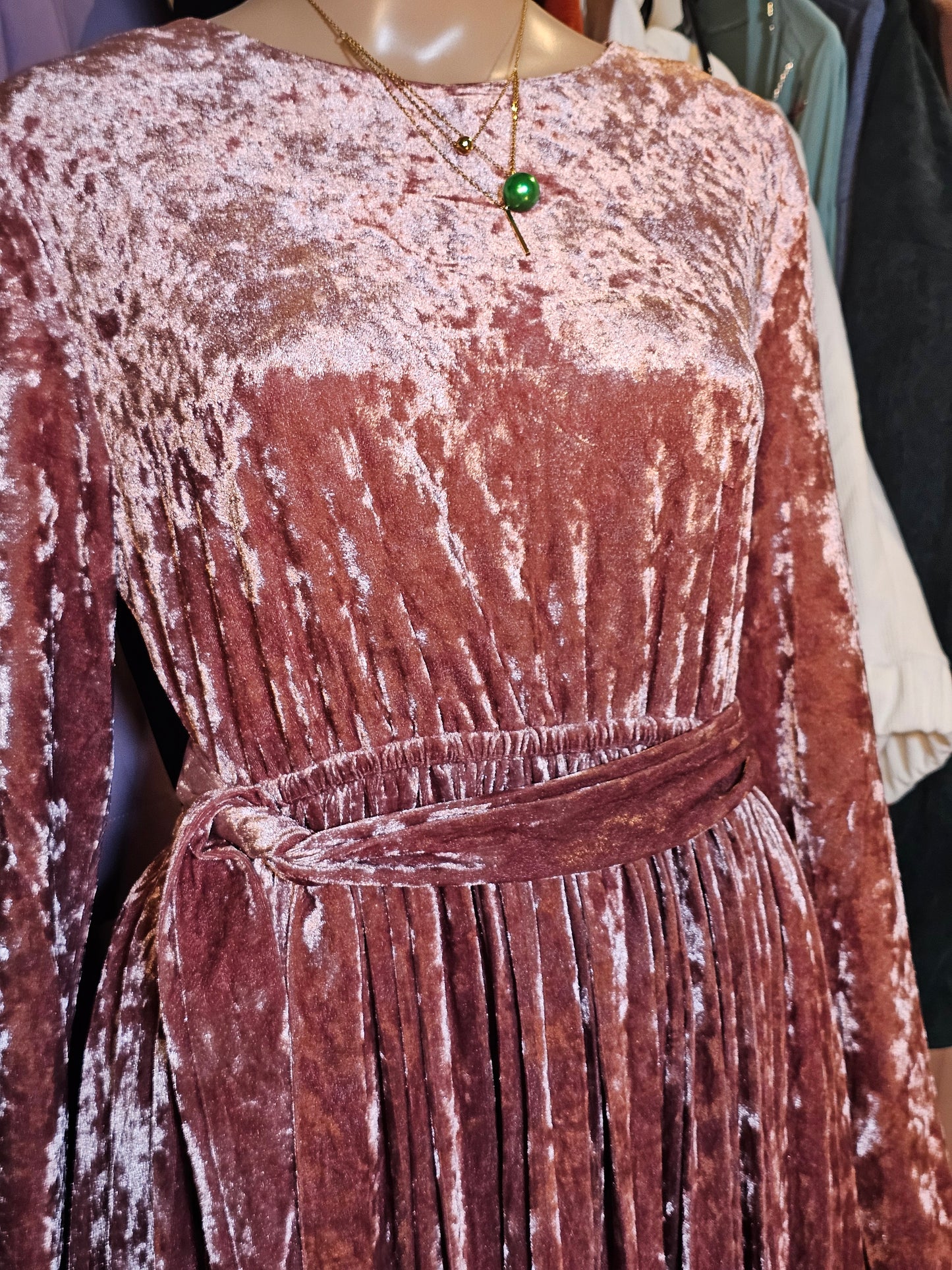 Robe Longue en Velours Plissé – Élégance & Charme Intemporel