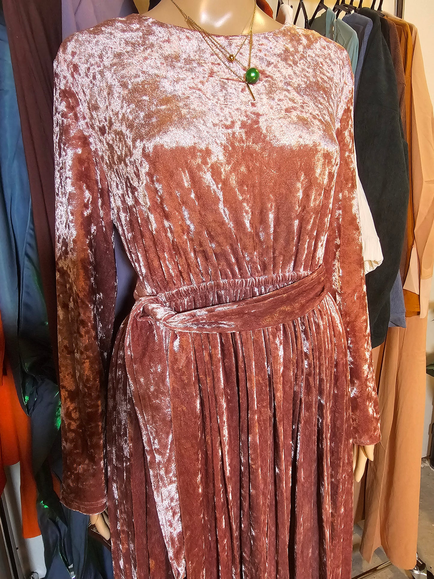 Robe Longue en Velours Plissé – Élégance & Charme Intemporel