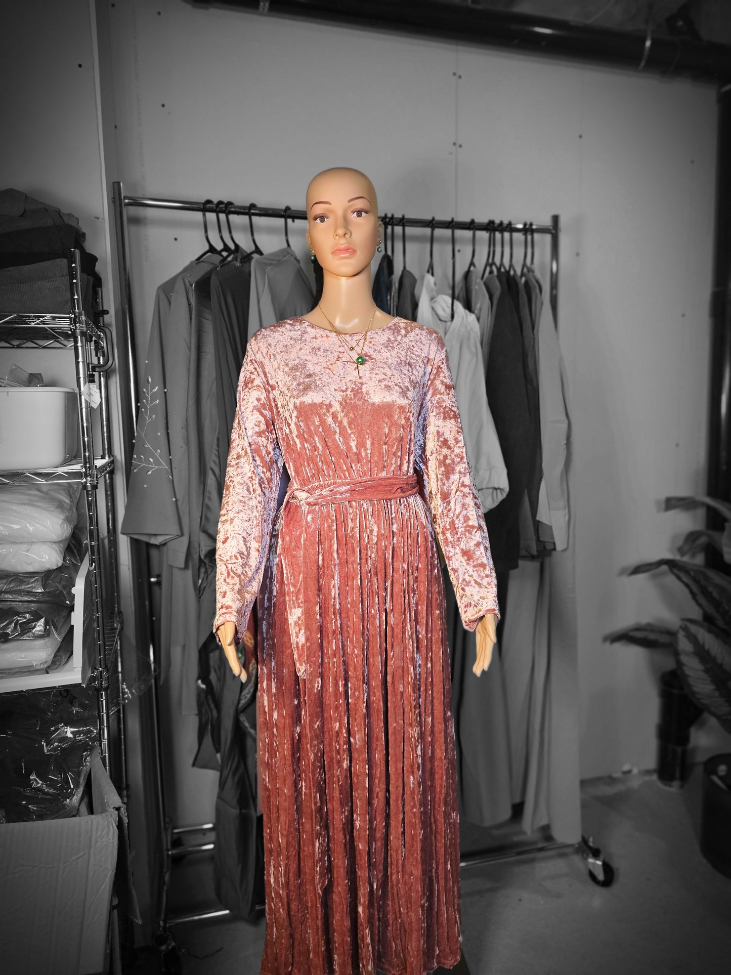 Robe Longue en Velours Plissé – Élégance & Charme Intemporel