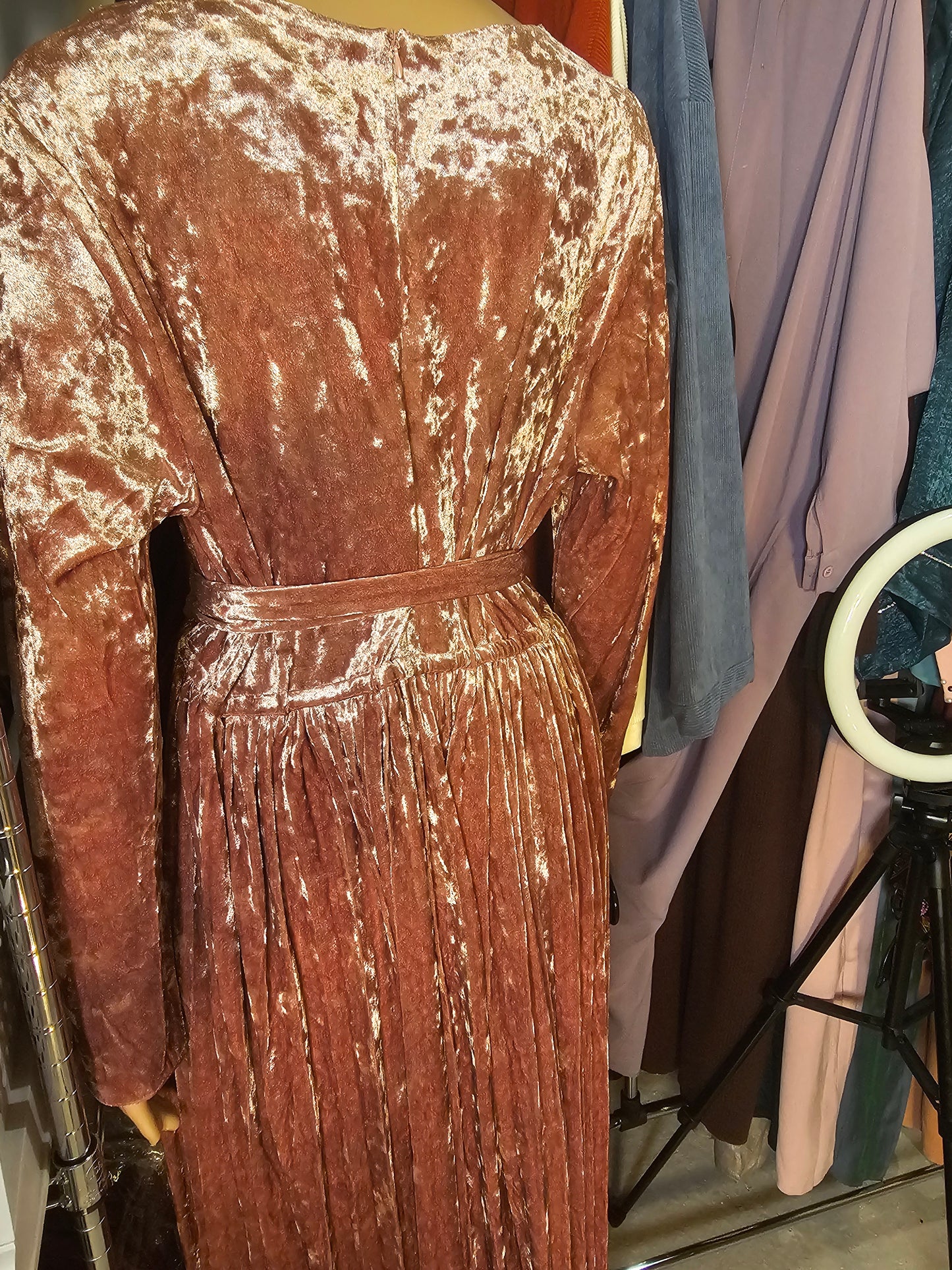 Robe Longue en Velours Plissé – Élégance & Charme Intemporel
