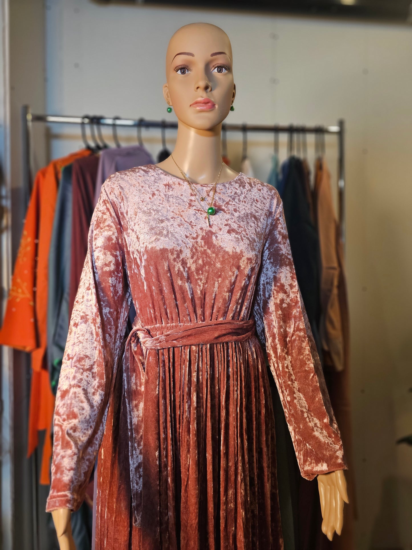 Robe Longue en Velours Plissé – Élégance & Charme Intemporel