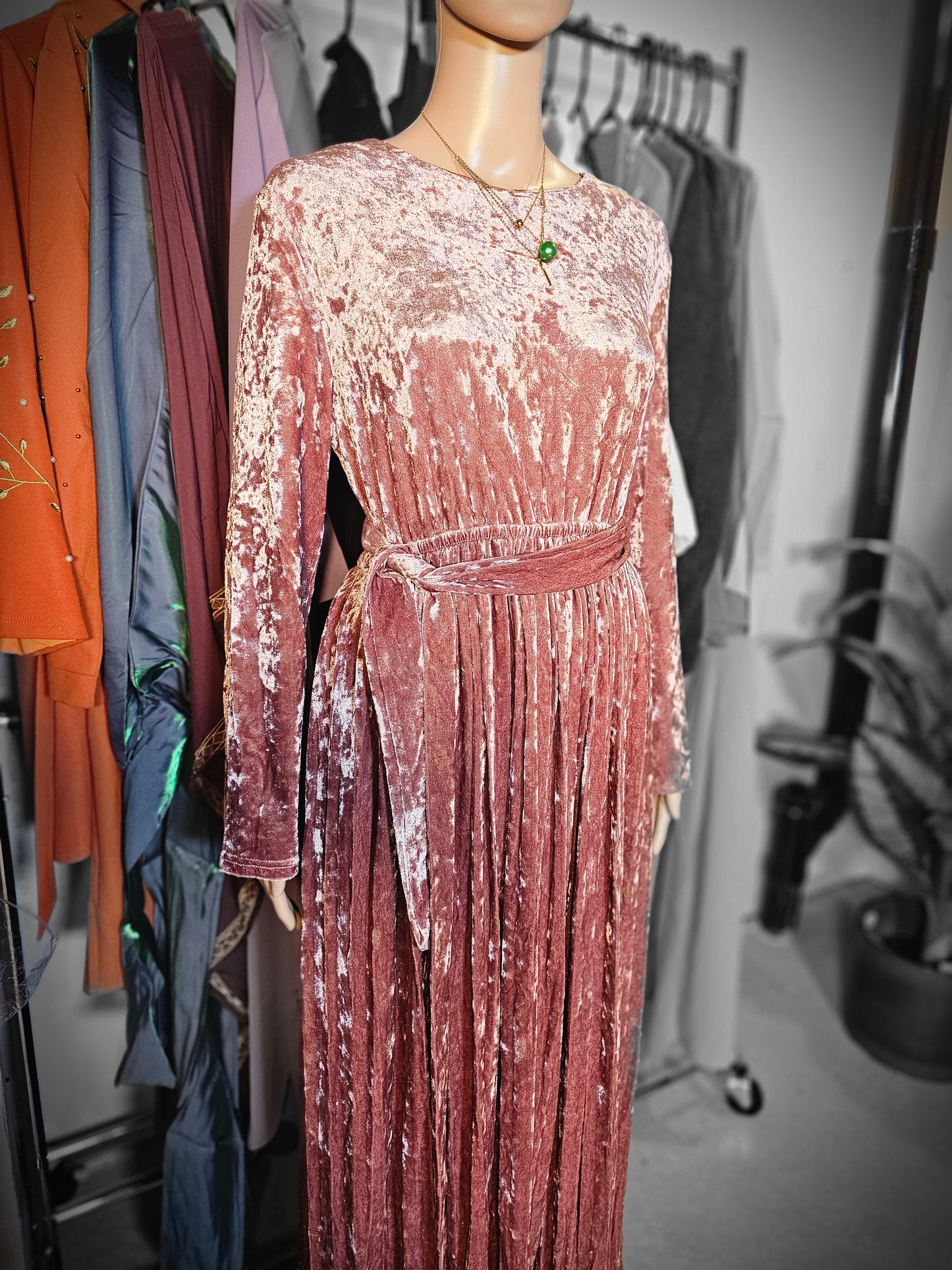 Robe Longue en Velours Plissé – Élégance & Charme Intemporel