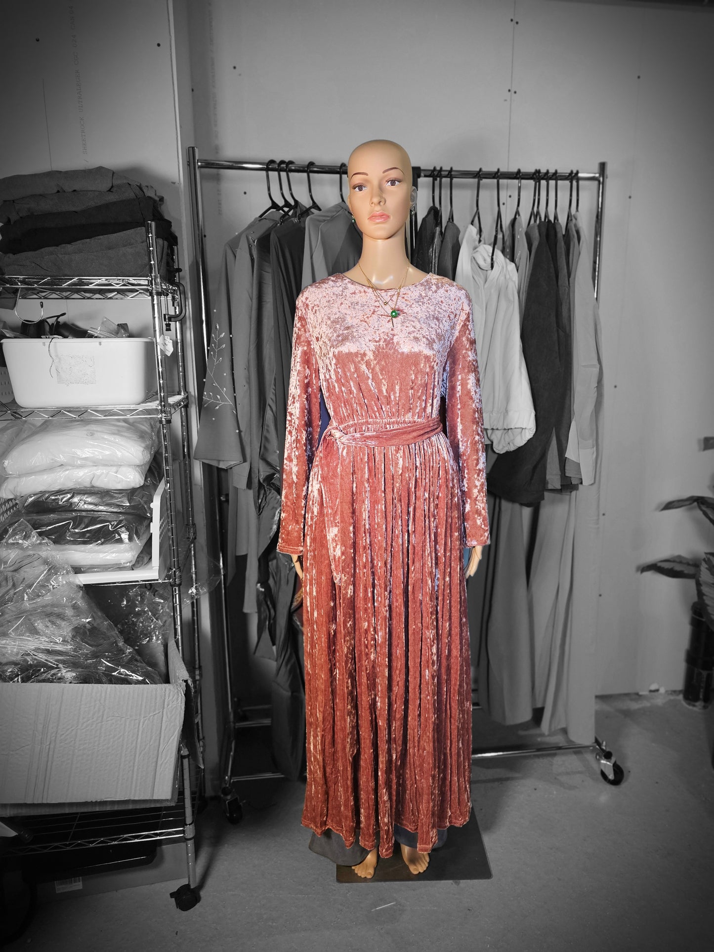 Robe Longue en Velours Plissé – Élégance & Charme Intemporel