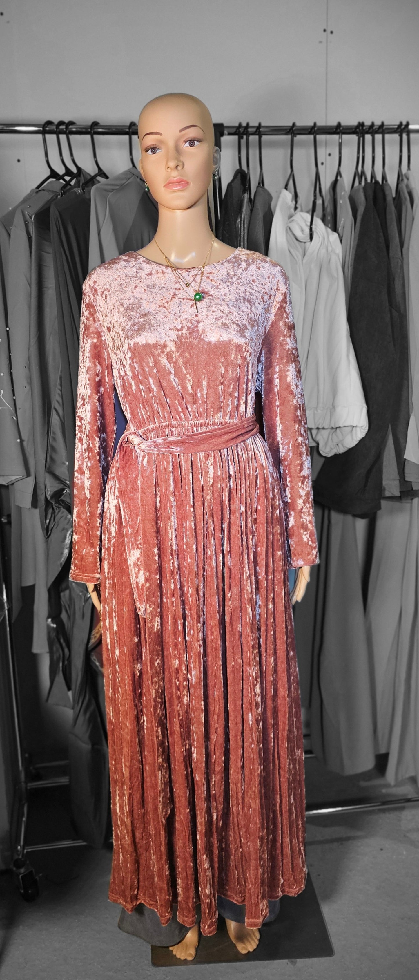 Robe Longue en Velours Plissé – Élégance & Charme Intemporel