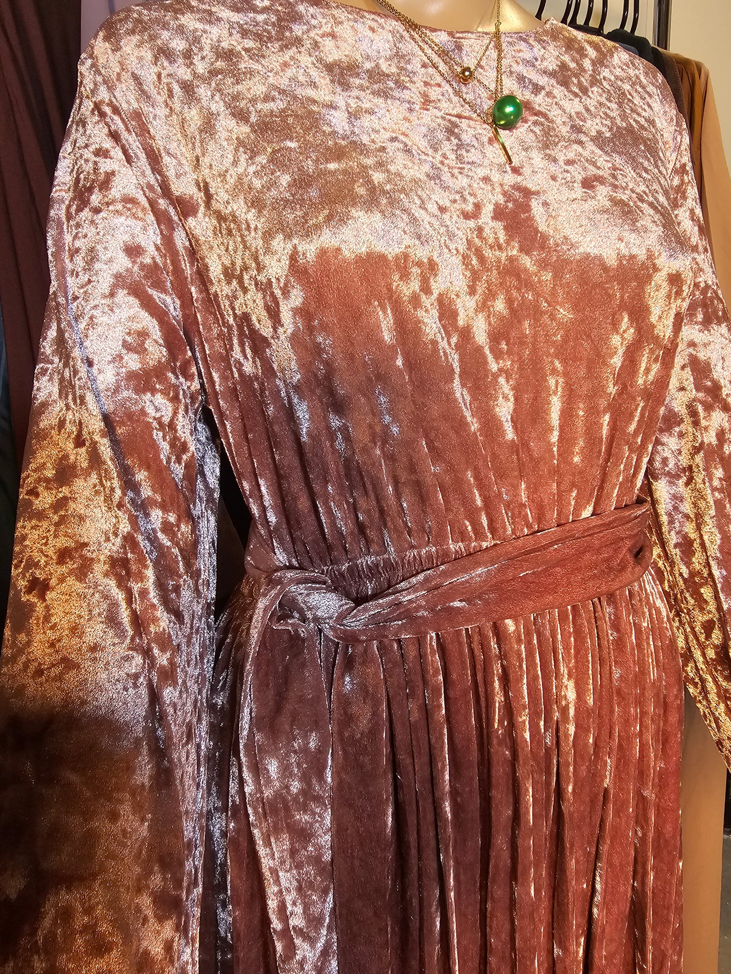 Robe Longue en Velours Plissé – Élégance & Charme Intemporel