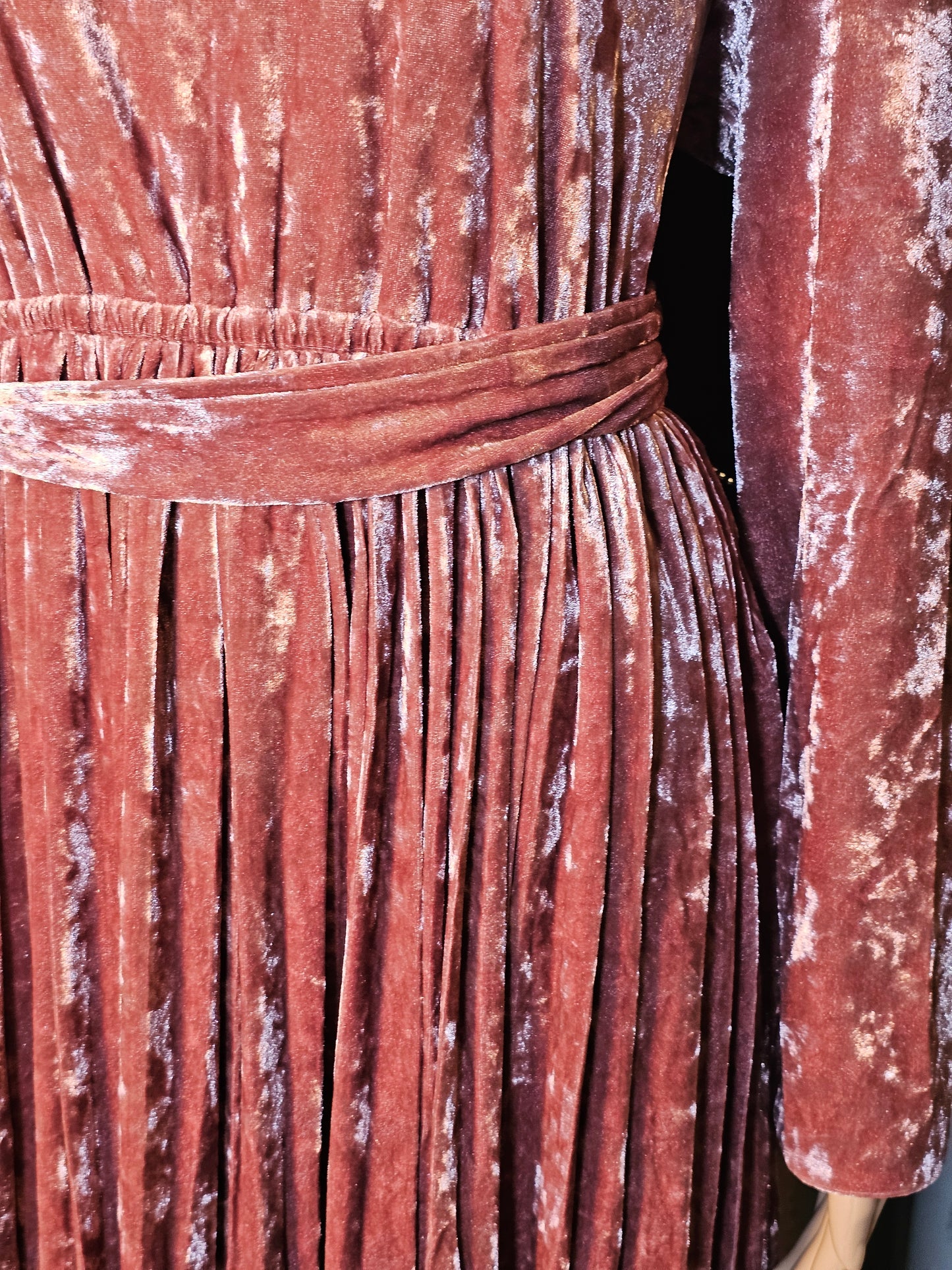 Robe Longue en Velours Plissé – Élégance & Charme Intemporel