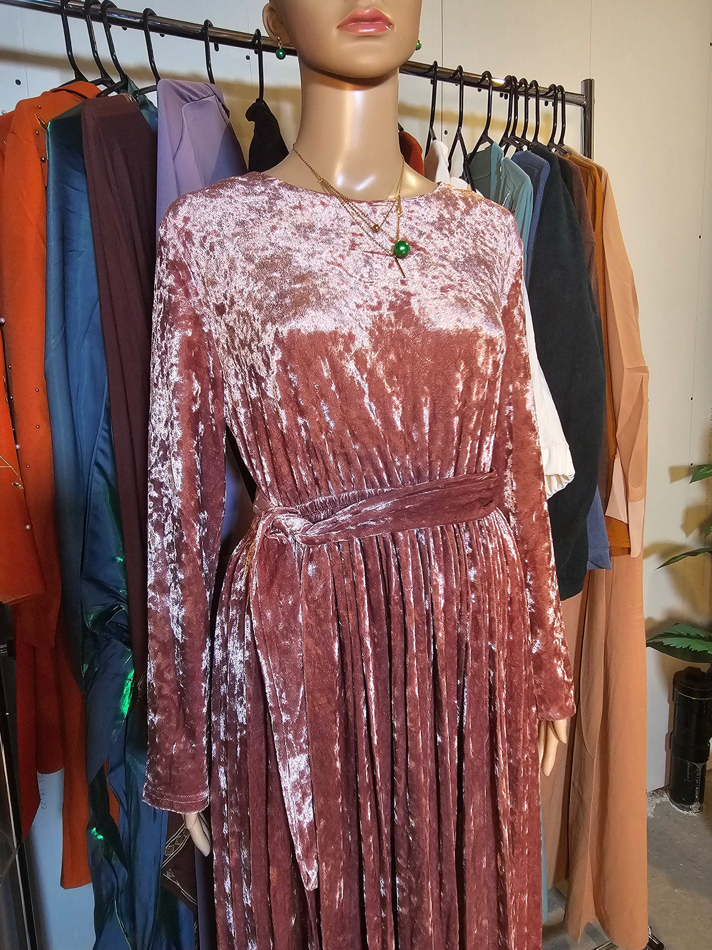 Robe Longue en Velours Plissé – Élégance & Charme Intemporel