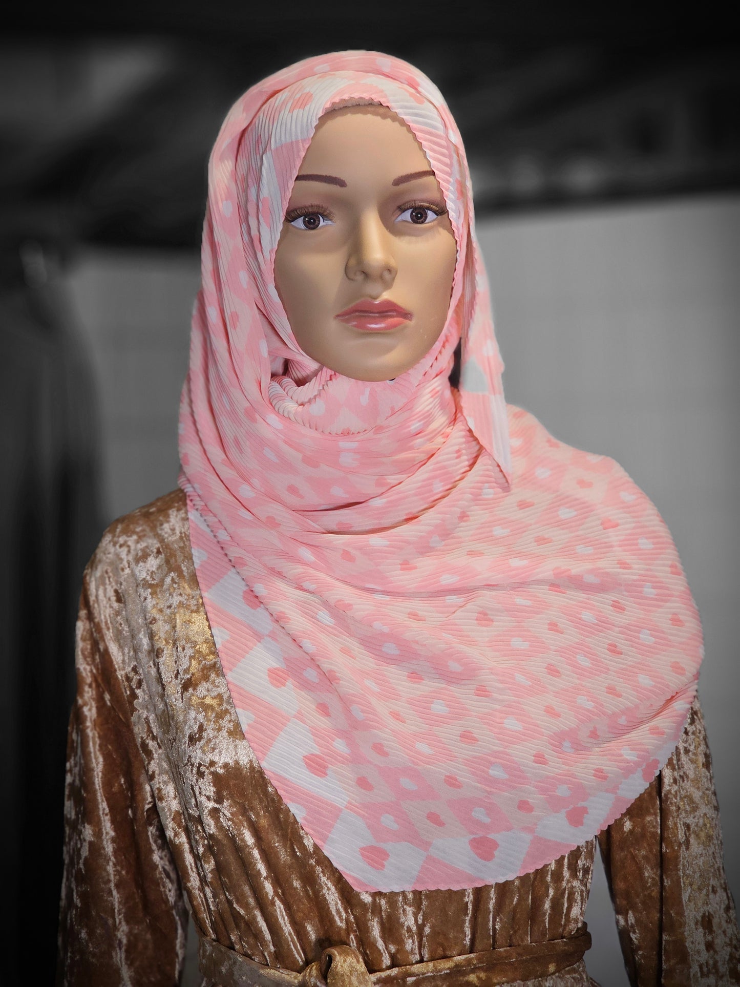 Hijab Plissé Rose à Motifs – Élégance et Douceur au Quotidien