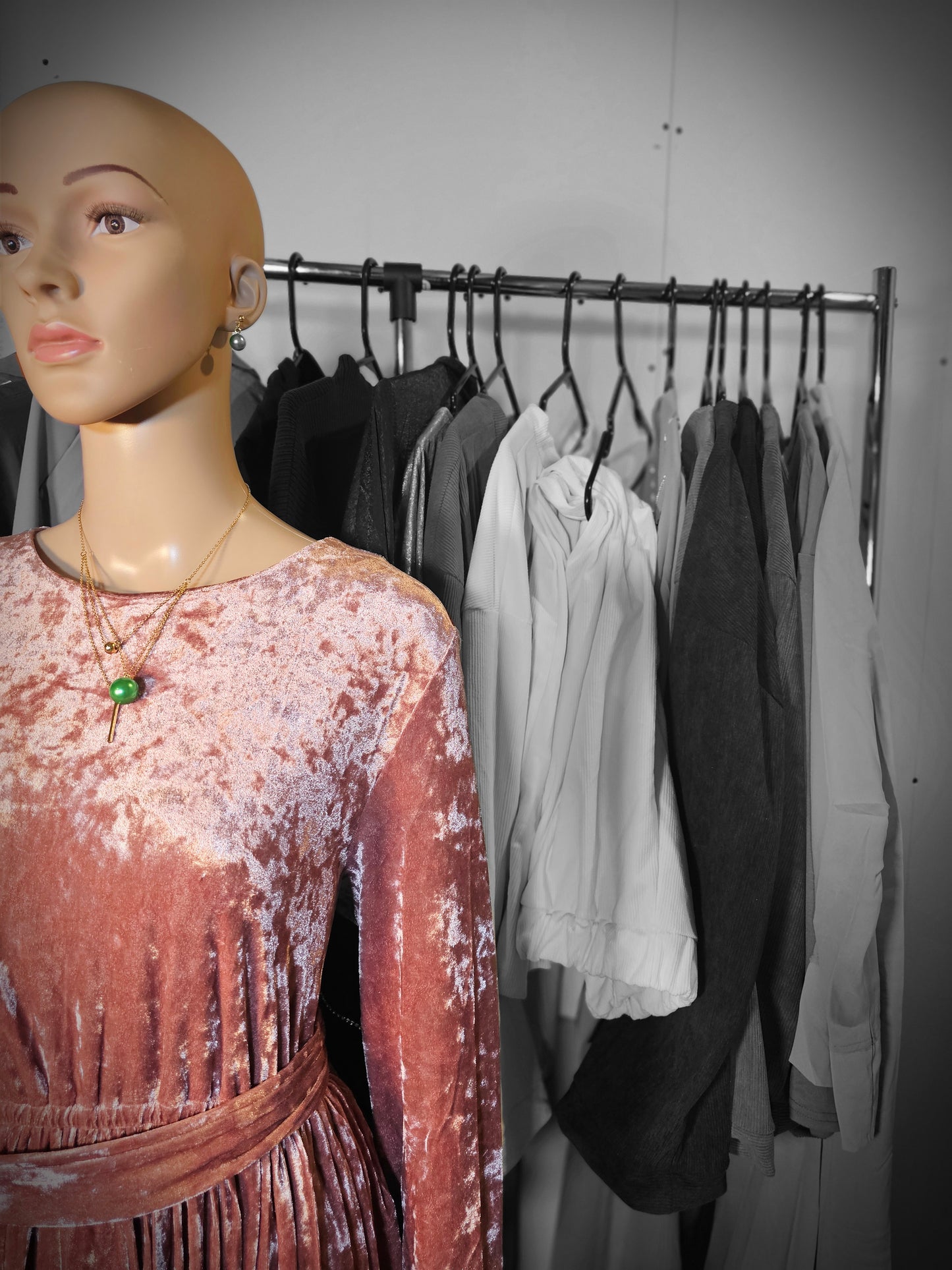 Robe Longue en Velours Plissé – Élégance & Charme Intemporel