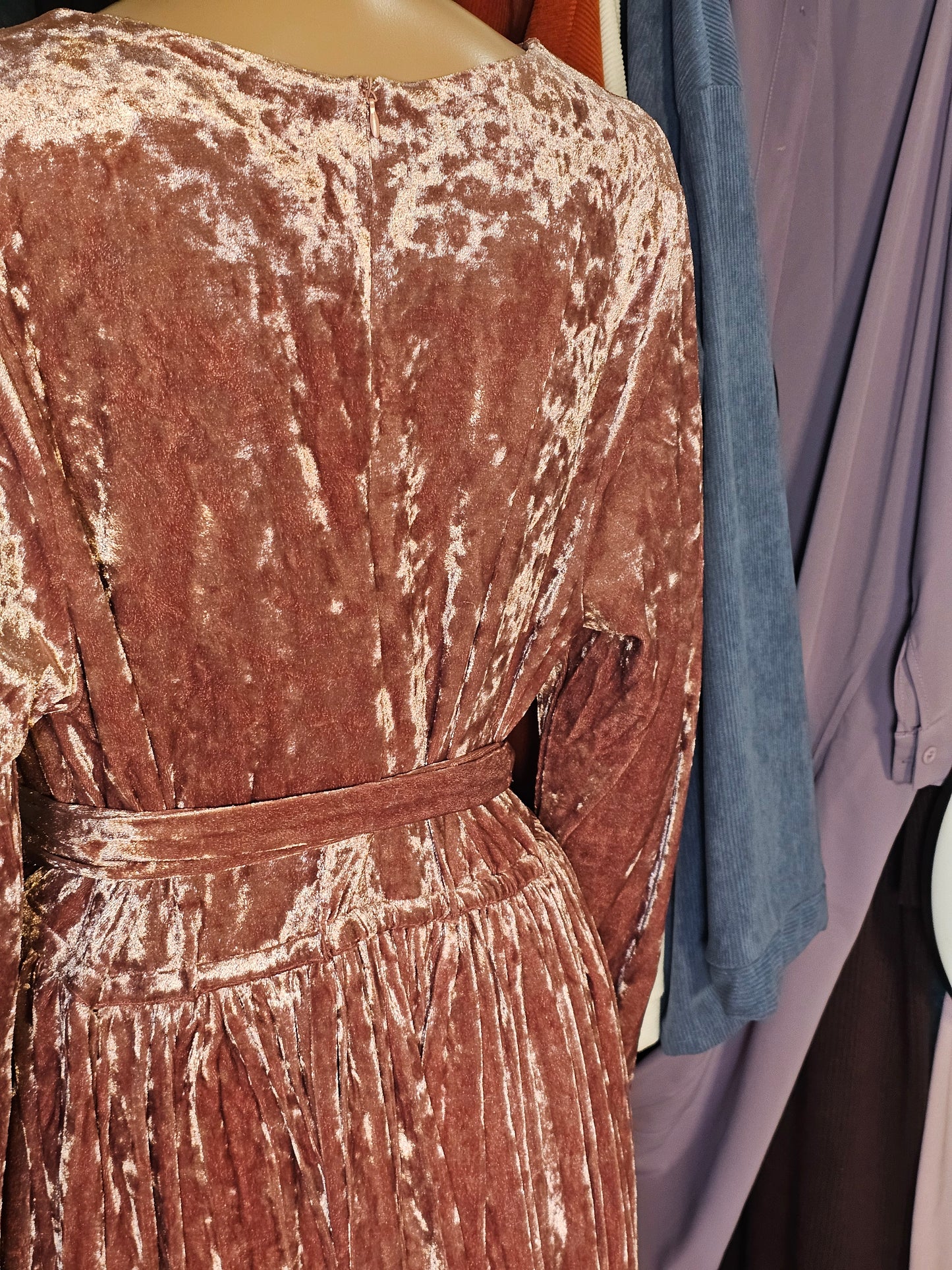 Robe Longue en Velours Plissé – Élégance & Charme Intemporel