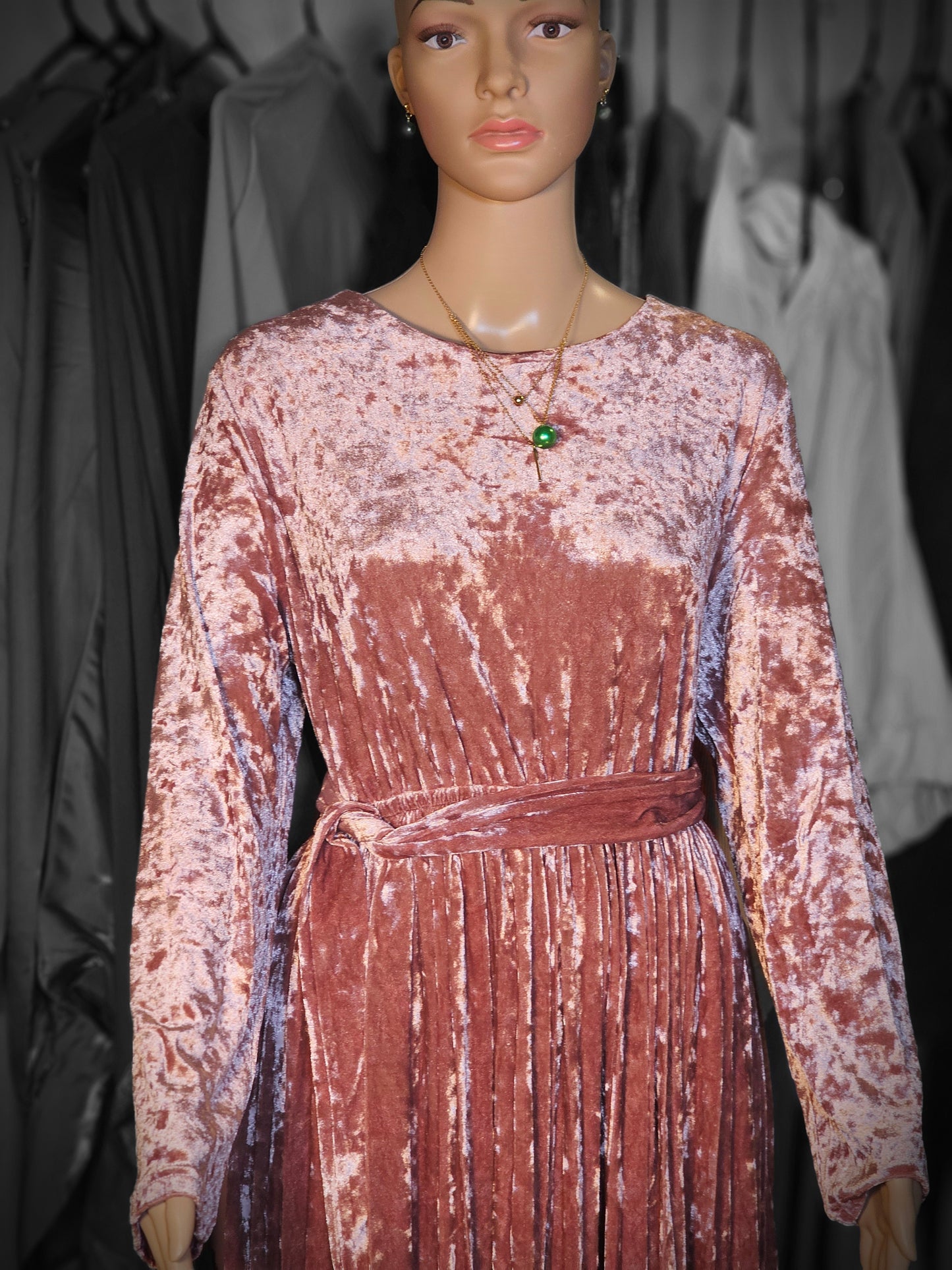 Robe Longue en Velours Plissé – Élégance & Charme Intemporel