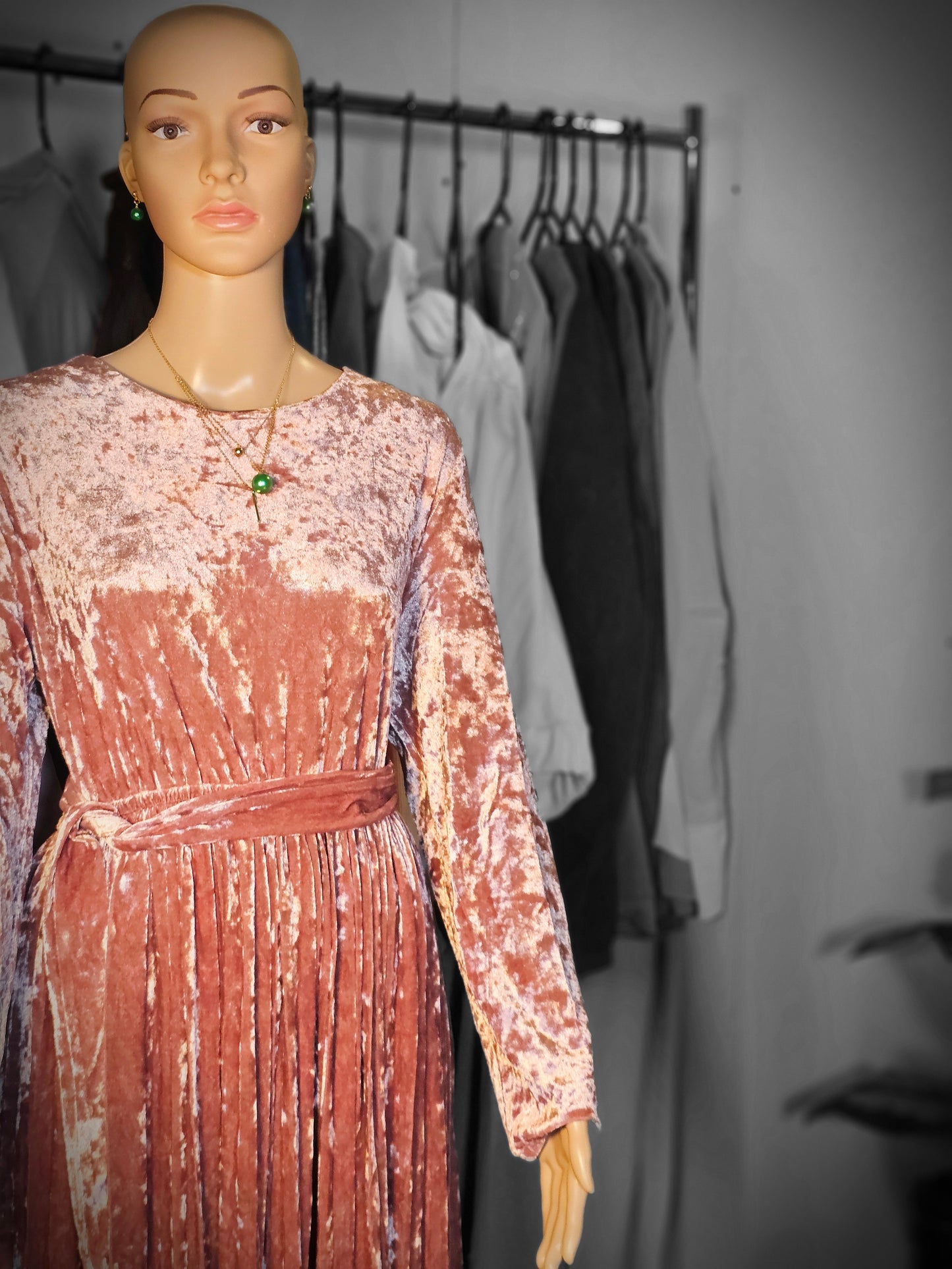 Robe Longue en Velours Plissé – Élégance & Charme Intemporel