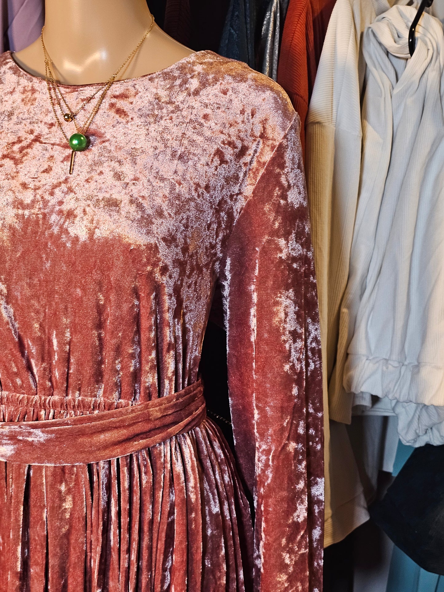 Robe Longue en Velours Plissé – Élégance & Charme Intemporel