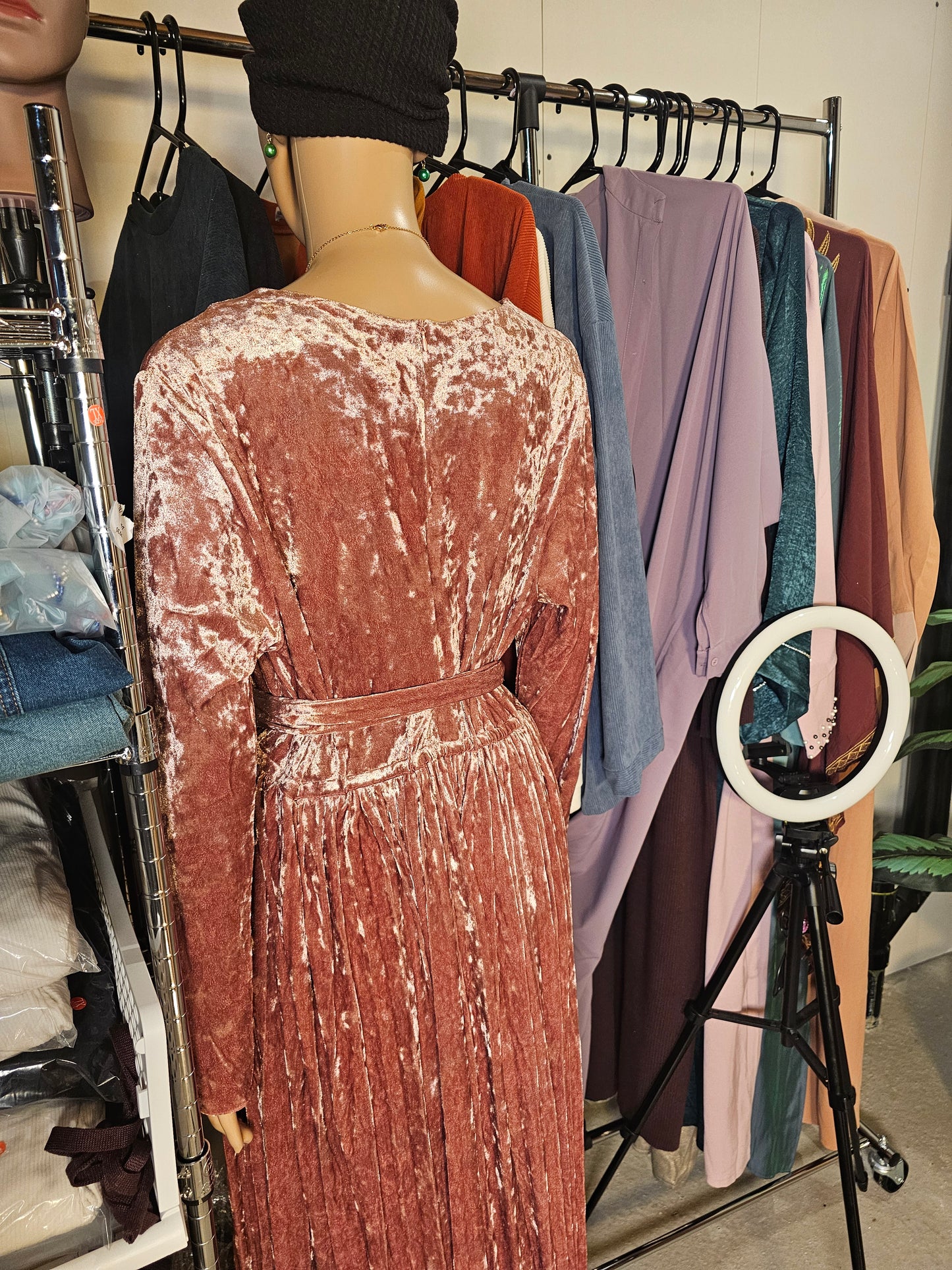 Robe Longue en Velours Plissé – Élégance & Charme Intemporel