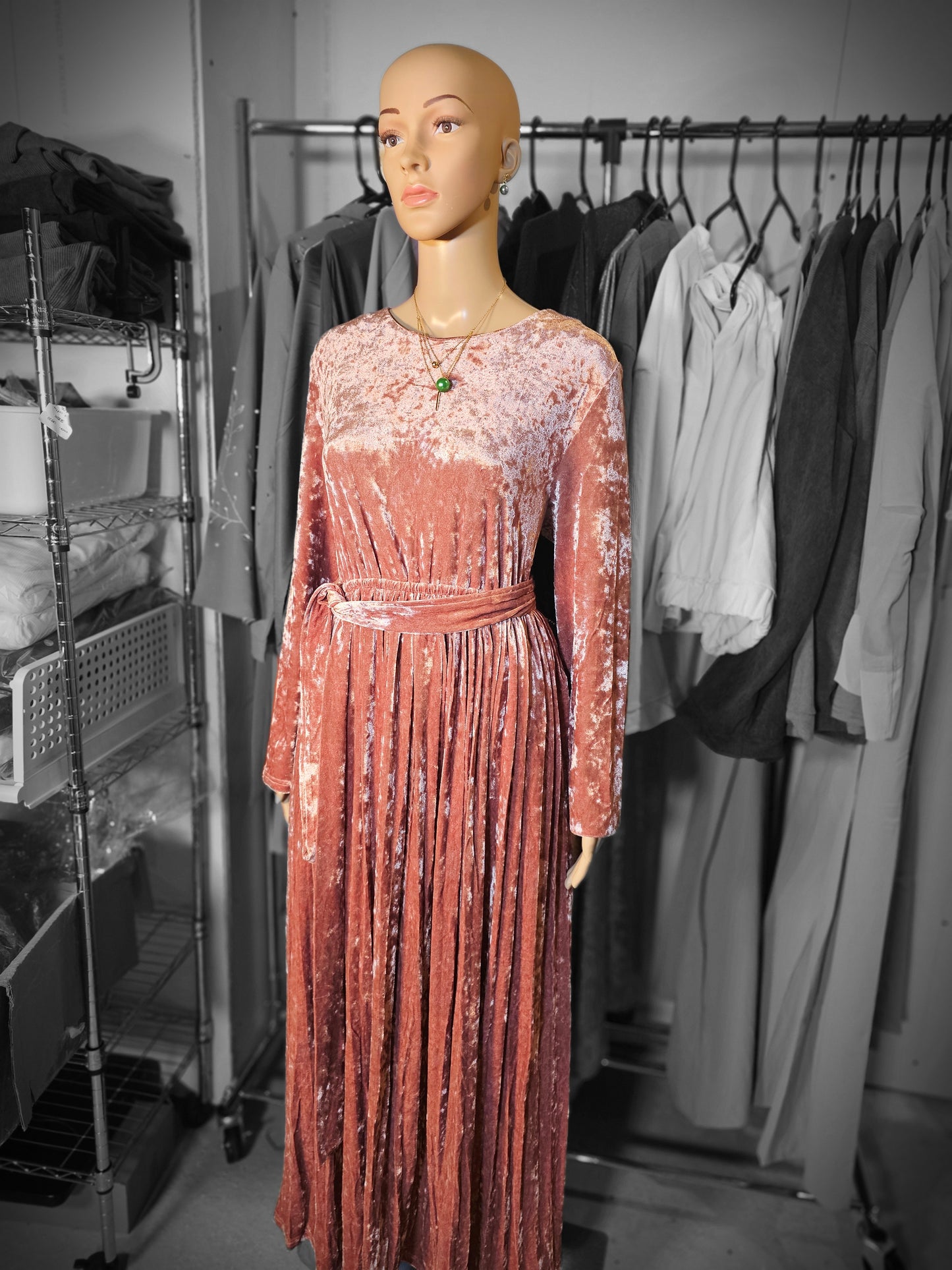 Robe Longue en Velours Plissé – Élégance & Charme Intemporel