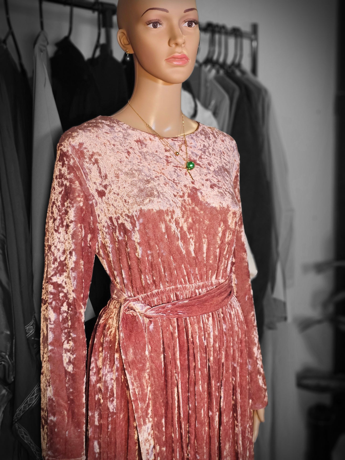 Robe Longue en Velours Plissé – Élégance & Charme Intemporel
