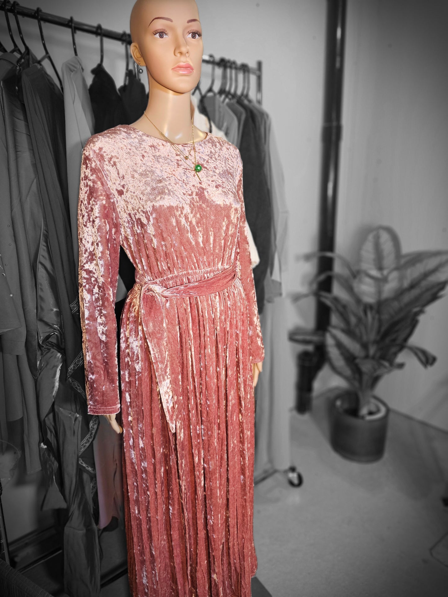 Robe Longue en Velours Plissé – Élégance & Charme Intemporel