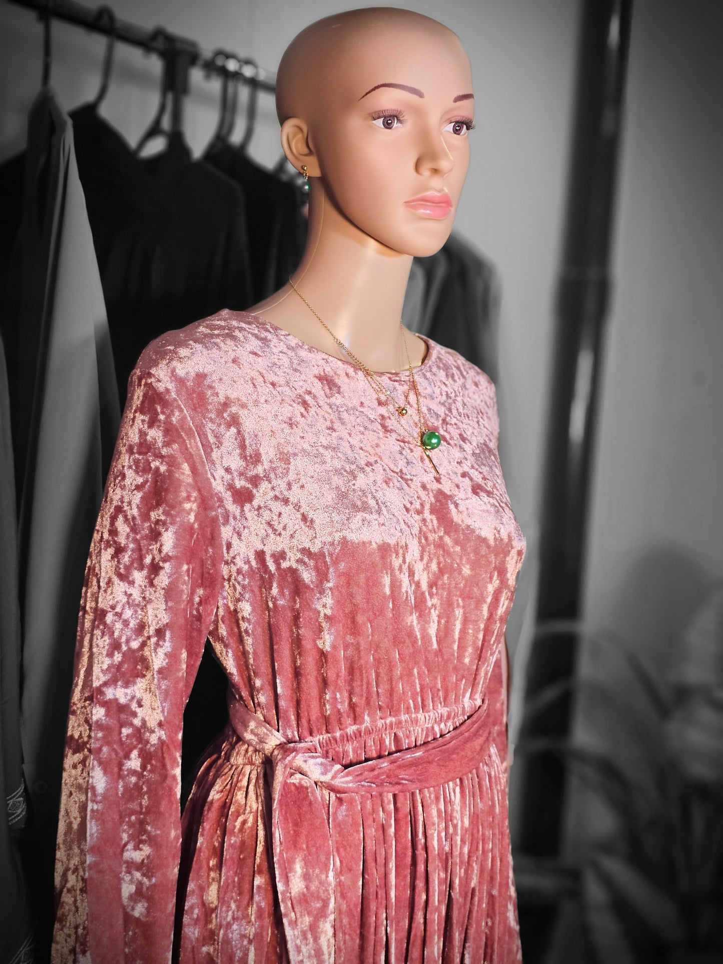Robe Longue en Velours Plissé – Élégance & Charme Intemporel