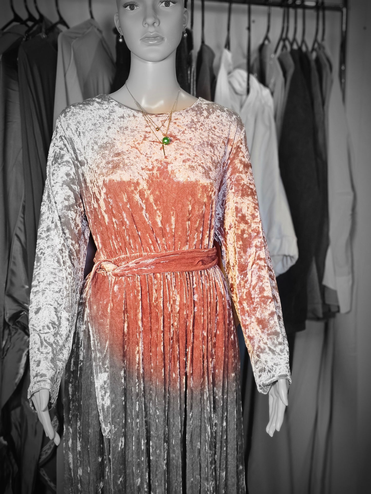 Robe Longue en Velours Plissé – Élégance & Charme Intemporel