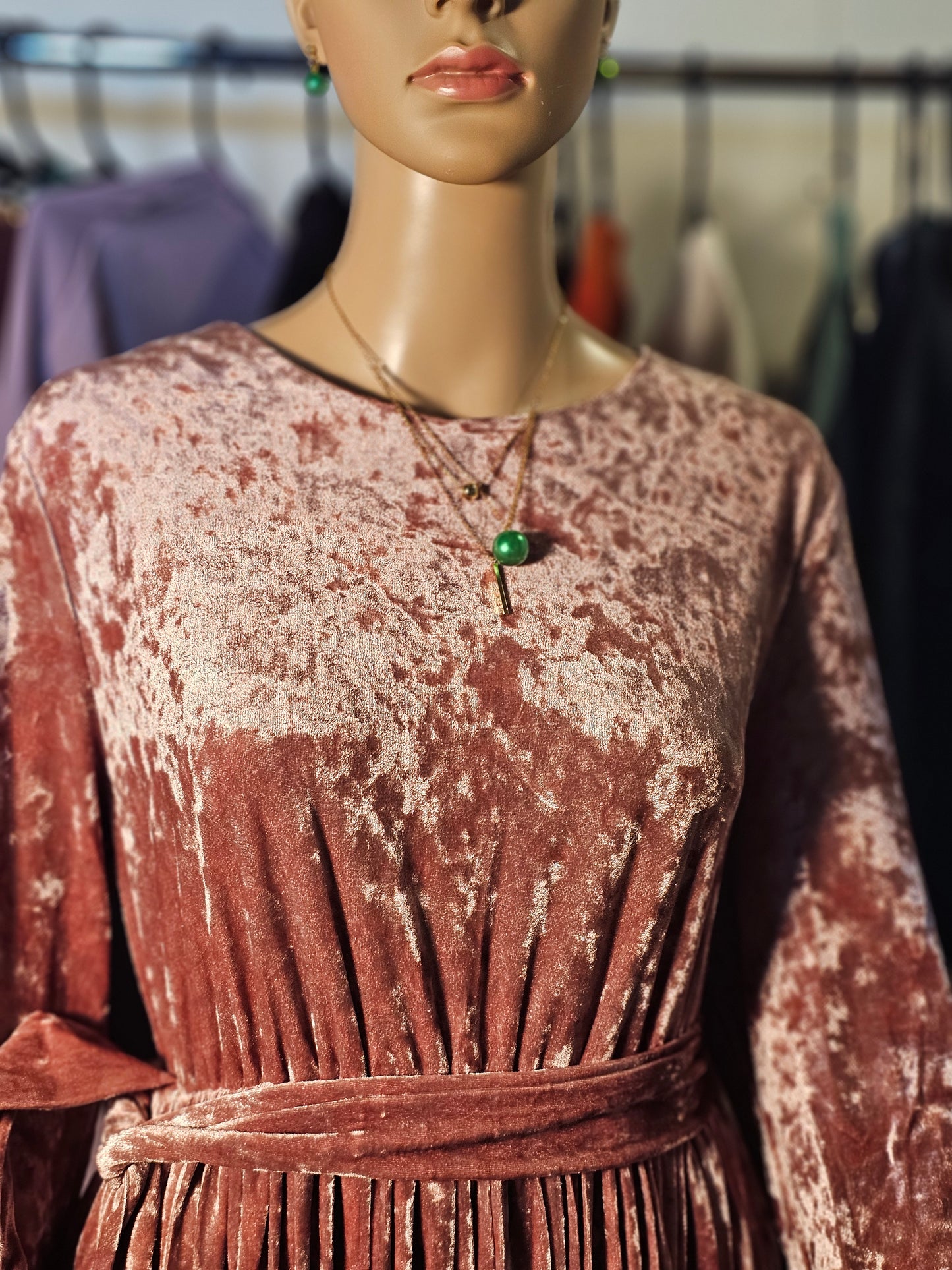 Robe Longue en Velours Plissé – Élégance & Charme Intemporel