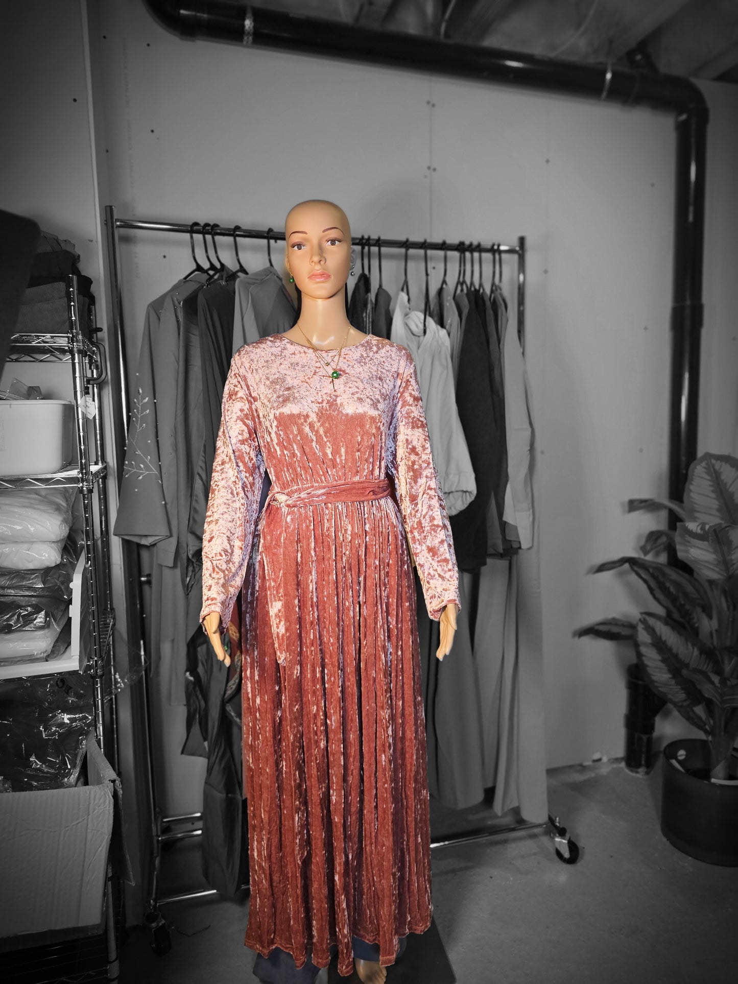 Robe Longue en Velours Plissé – Élégance & Charme Intemporel