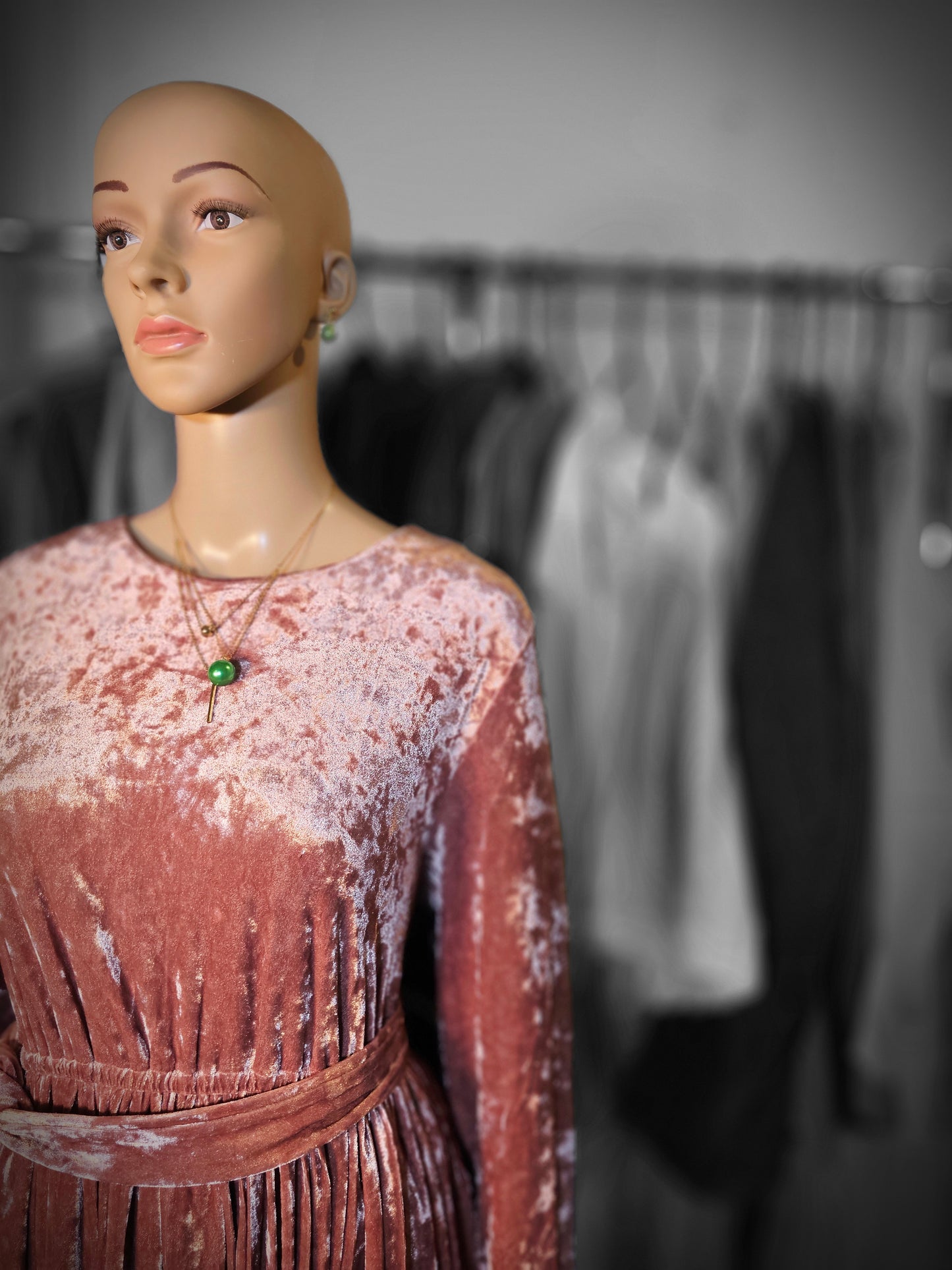 Robe Longue en Velours Plissé – Élégance & Charme Intemporel
